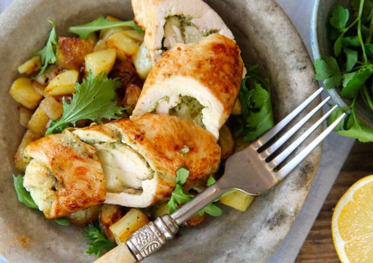 Mit Mozzarella und Pesto gefüllte Hähnchenbrust
