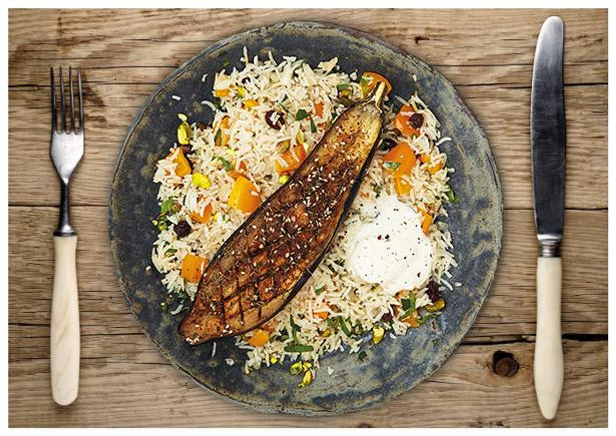 Za’atar gewürzte Ofen-Aubergine auf buntem Pilaf