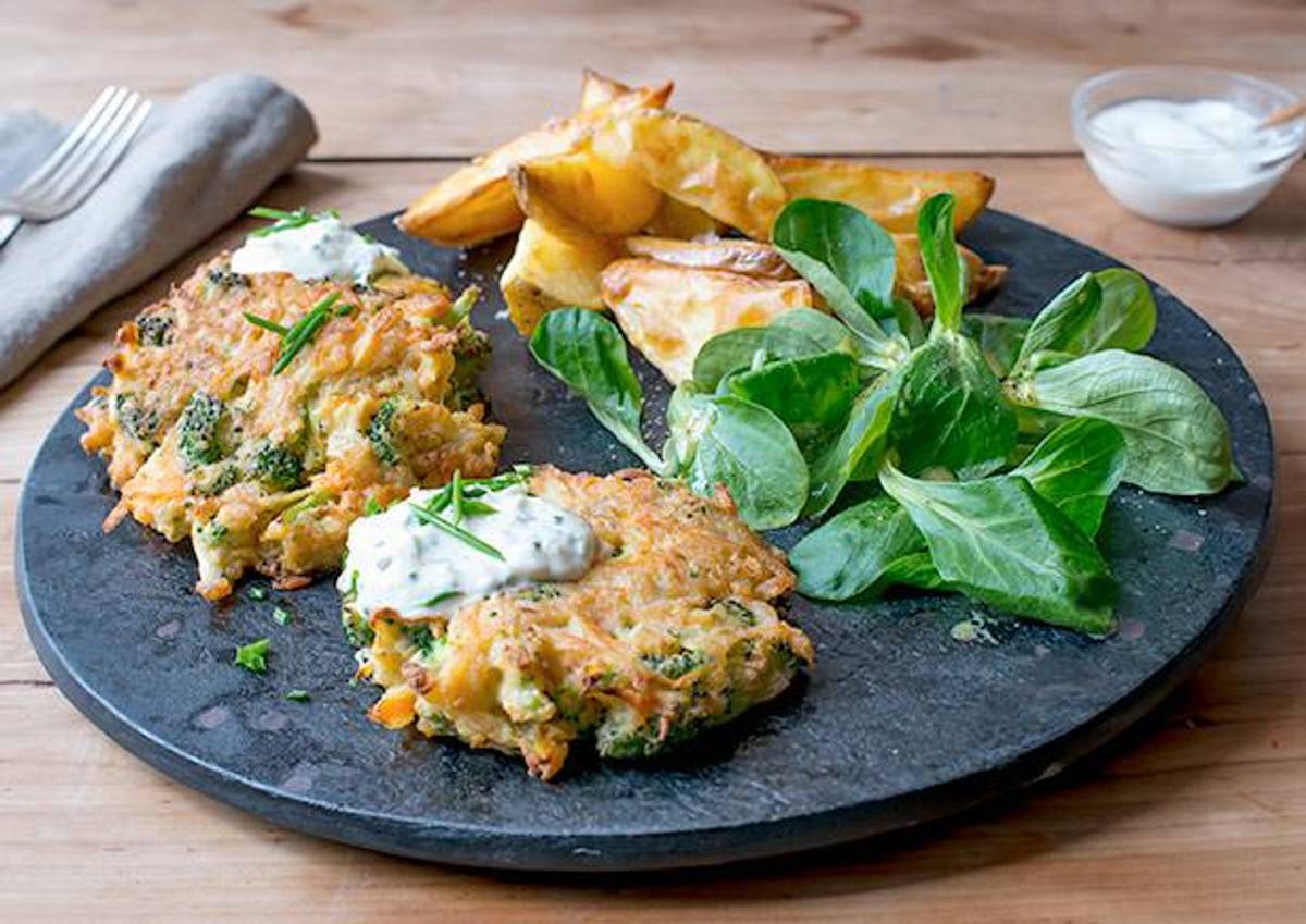 Knusprige Kartoffel Wedges mit Brokkoli Bratlingen
