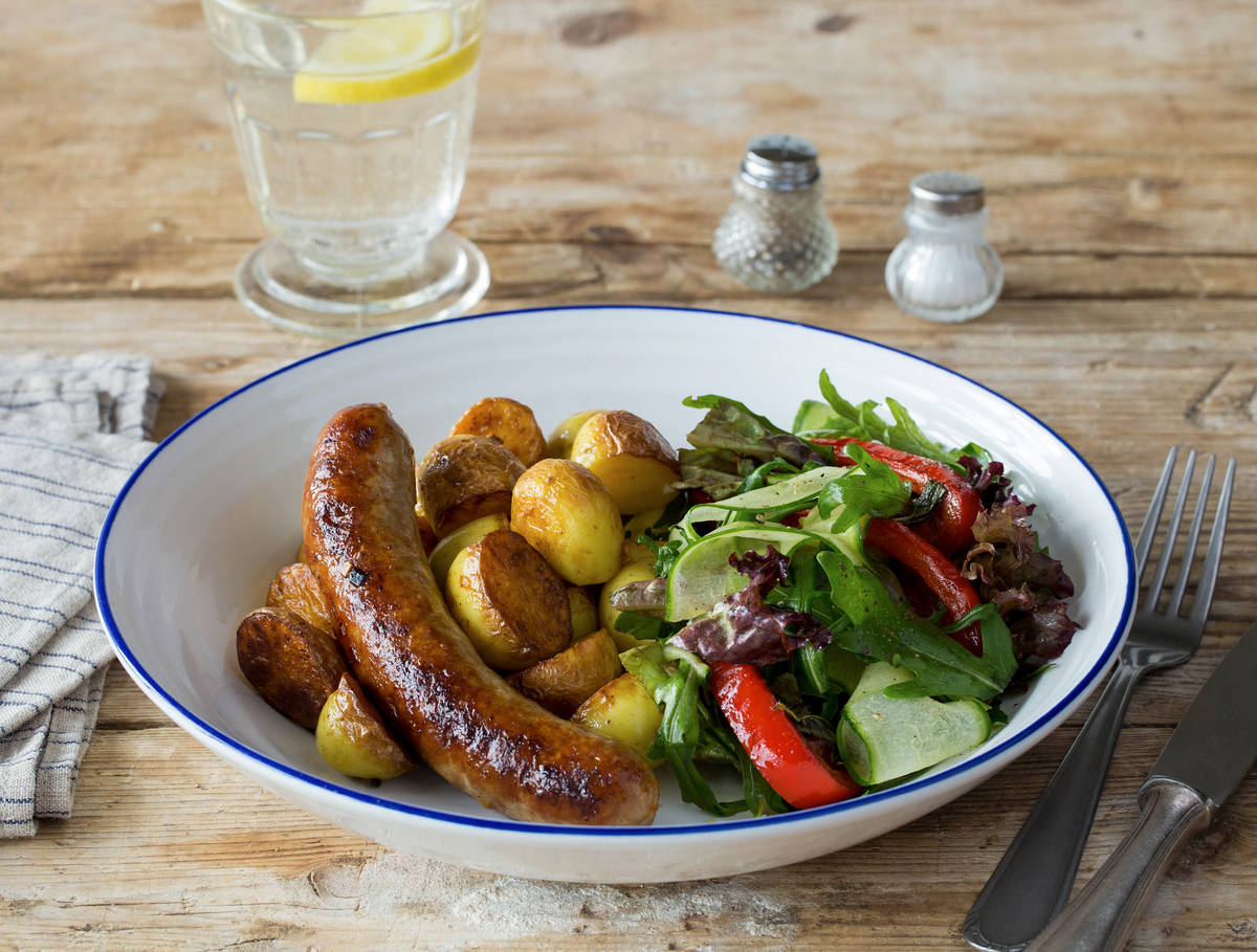 Worst van Brandt & Levie, salade met warme paprika en gebakken krieltjes