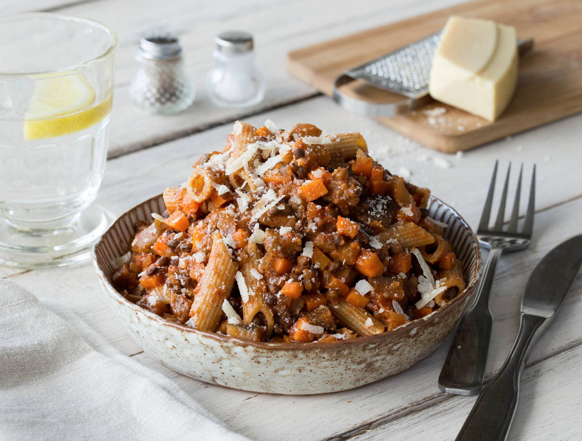 Vegetarische penne bolognese met linzen en pecorino
