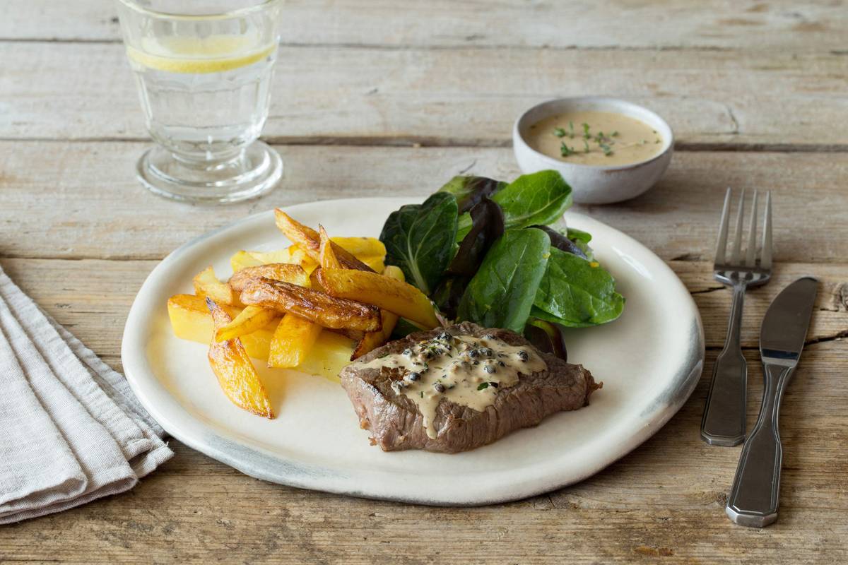 Feines Pfeffersteak mit selbstgemachten Pommes
