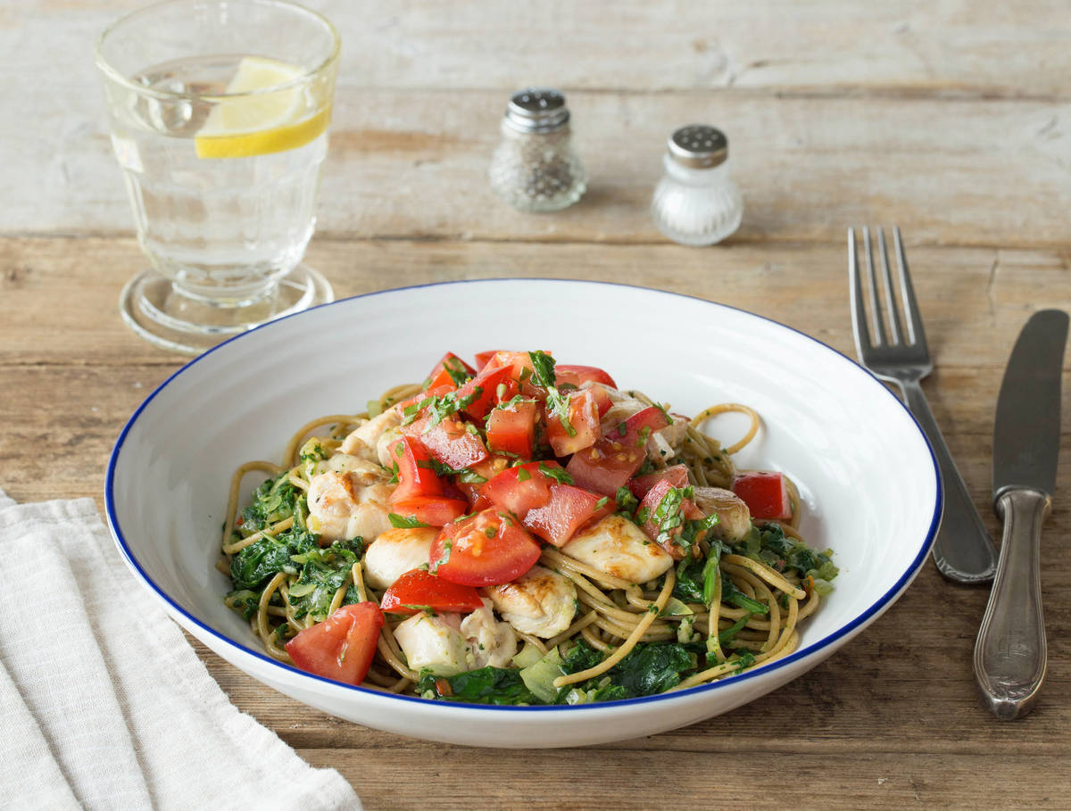 Spaghetti integrale met kippendijfilet en tomatensalsa
