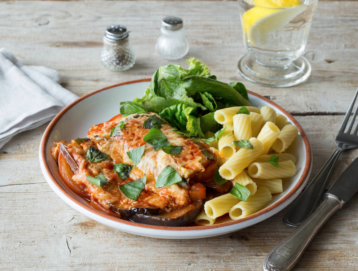 Aubergine uit de oven met tomaat, belegen kaas en penne