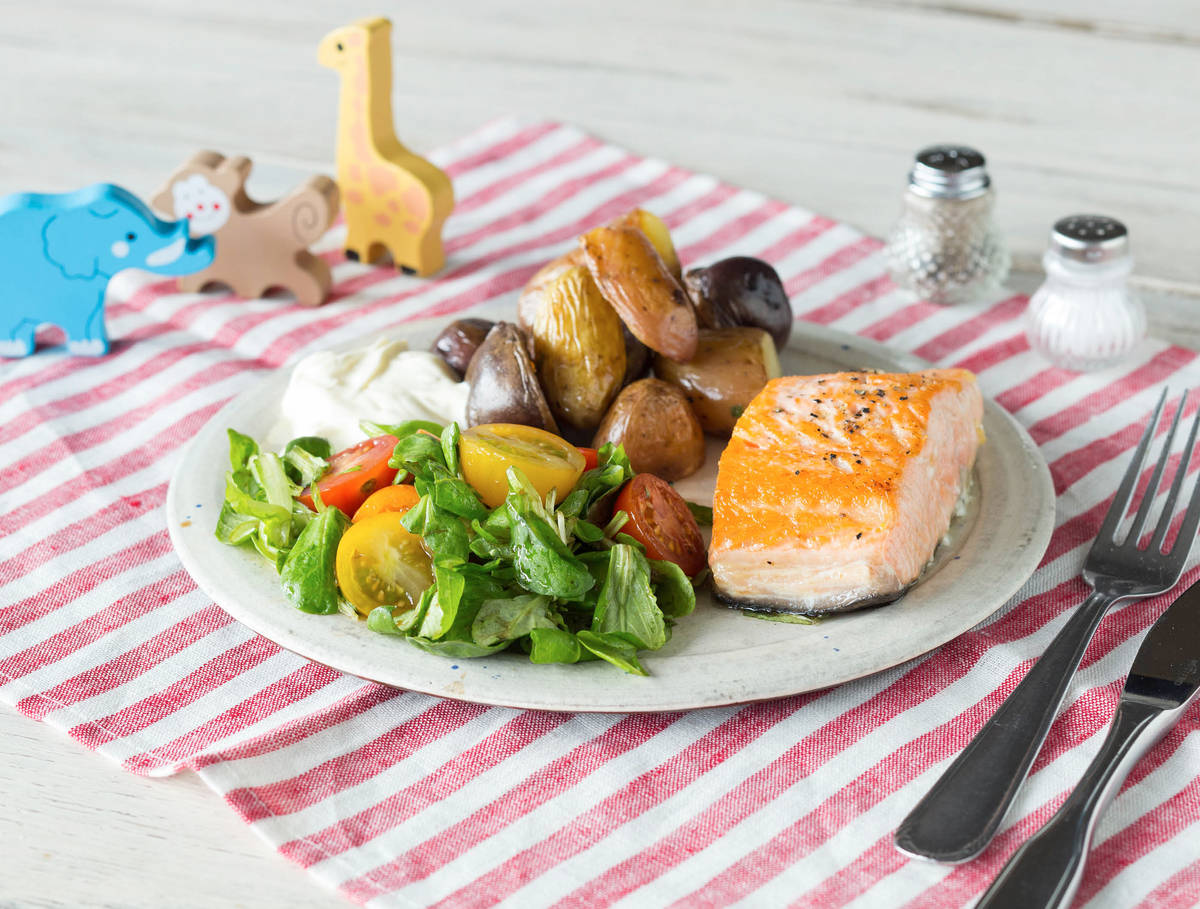 Zalmmm met regenboogkrieltjes en salade