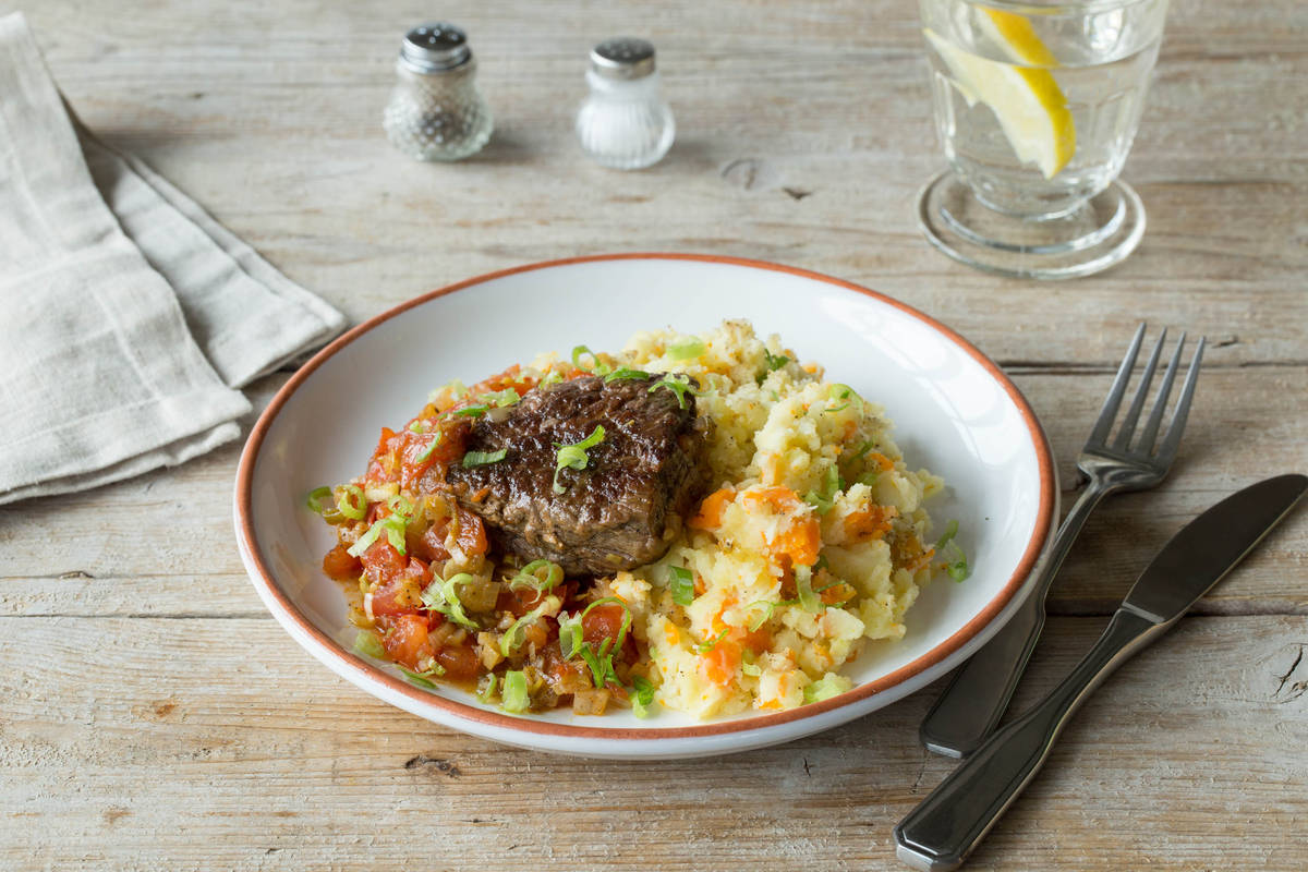 Saftiges Rinderhüftsteak mit Rosmarin-Tomatensoße