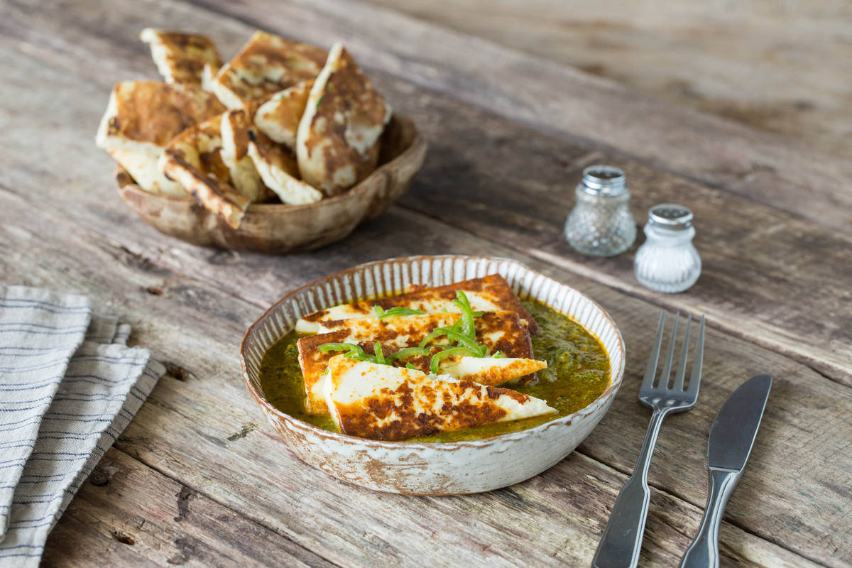 Würzige Spinat-Pfanne mit gebratenem Paneer-Käse