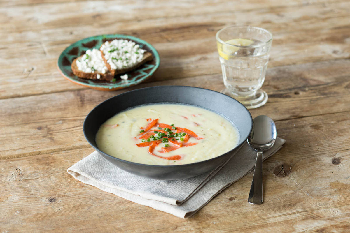 Cremige Porree-Kartoffelsuppe mit Räucherlachs,