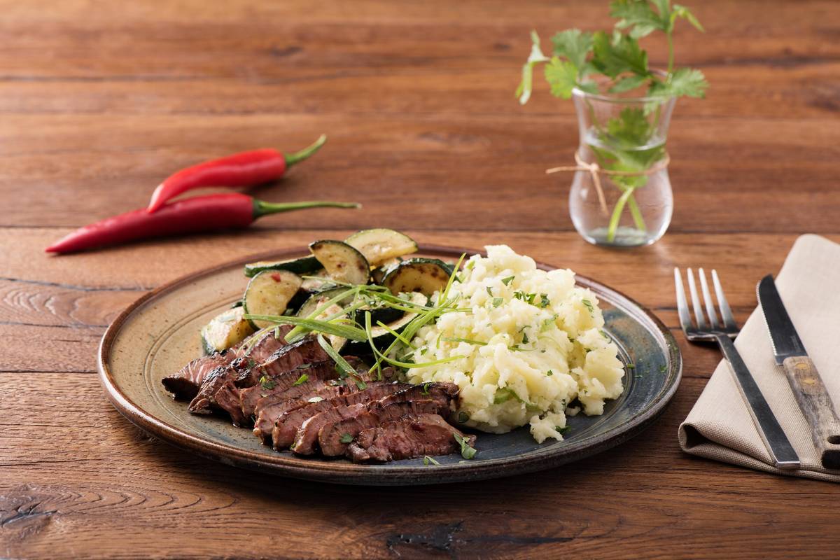 Asiatisch marinierte Rindersteaks mit cremigem Kartoffelstampf,