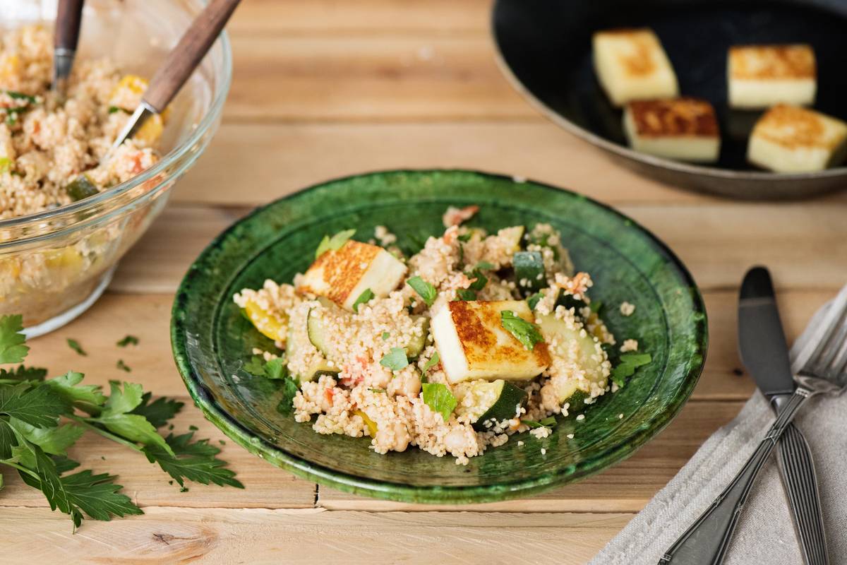 Knuspriger Halloumi mit buntem Couscous-Salat