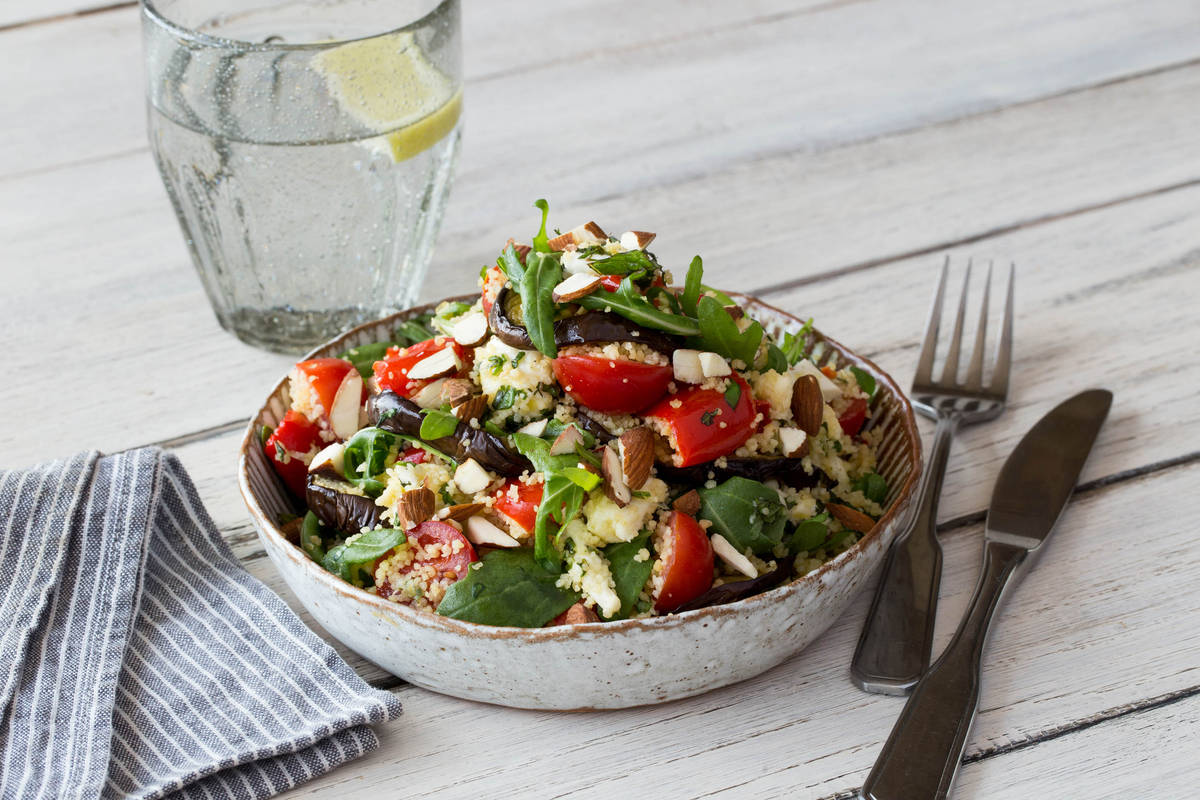 Bunter Couscous-Salat mit gebackener Aubergine, Paprika