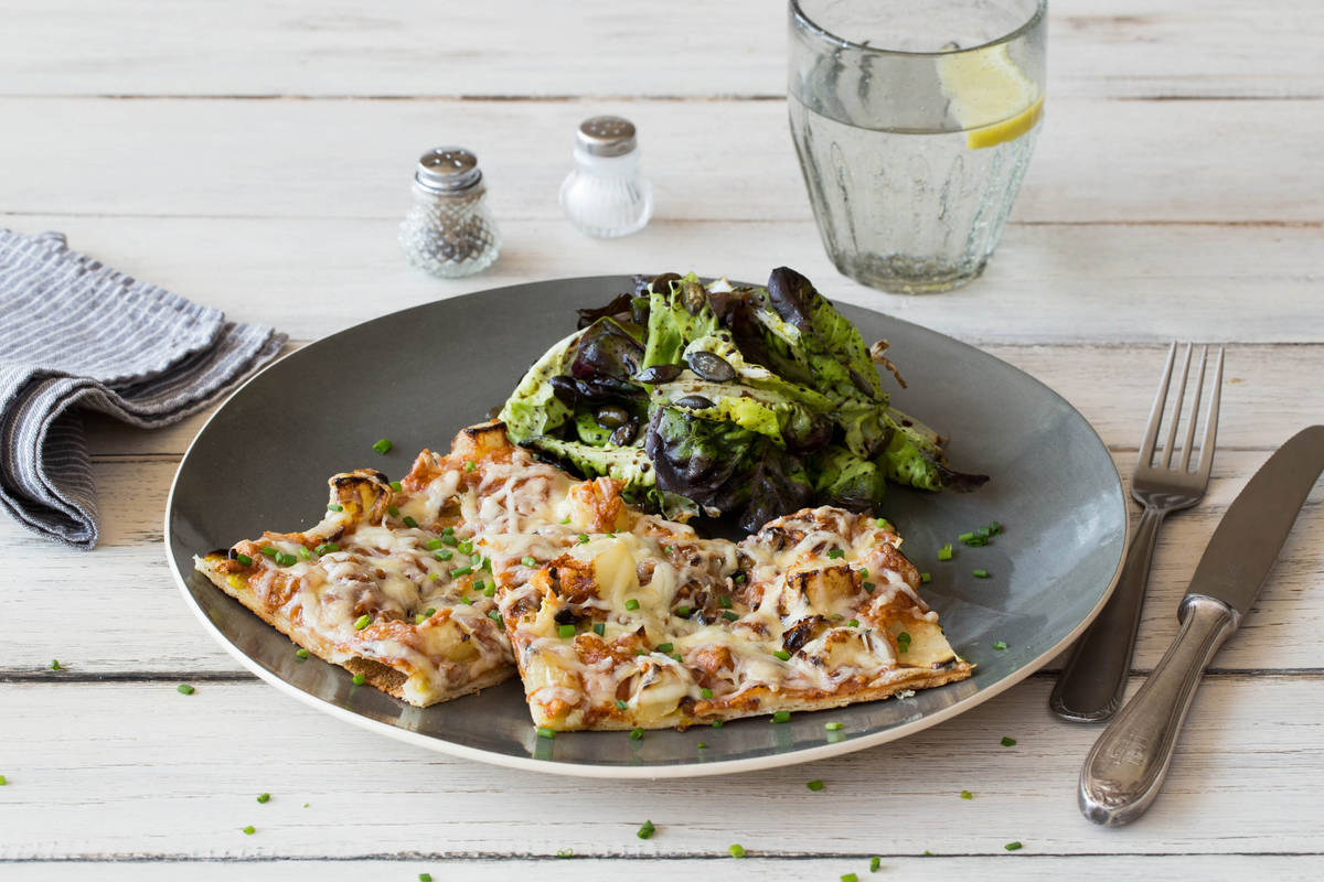 Knuspriger Kohlrabi-Porree Flammkuchen