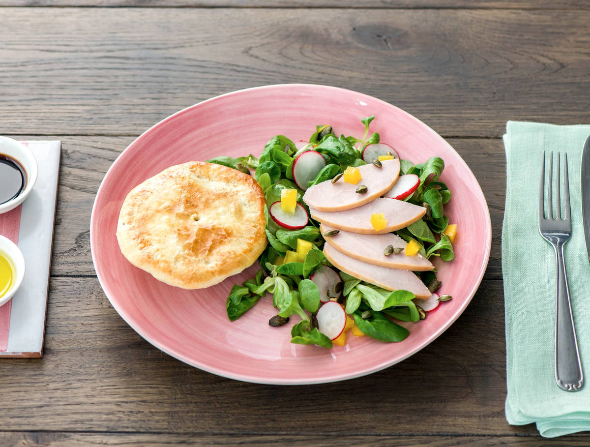 Spinazie-fetapastei met een salade van gerookte kip en radijs