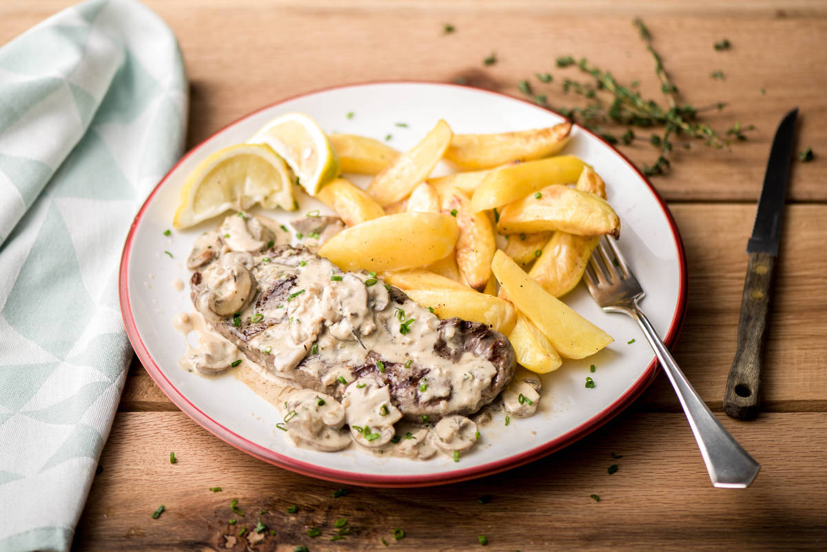 Zartes Rindersteak mit cremiger Champignons-Thymiansoße