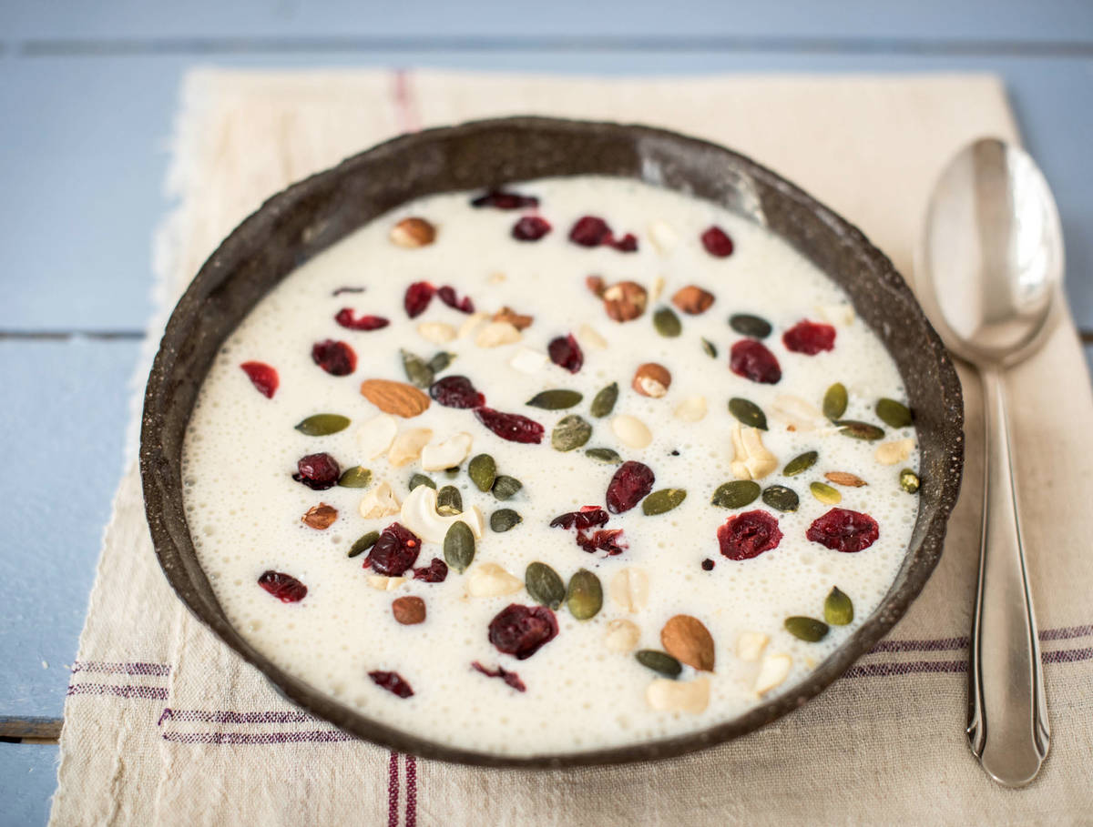 Smoothie met havermout, banaan en noten-cranberrymix