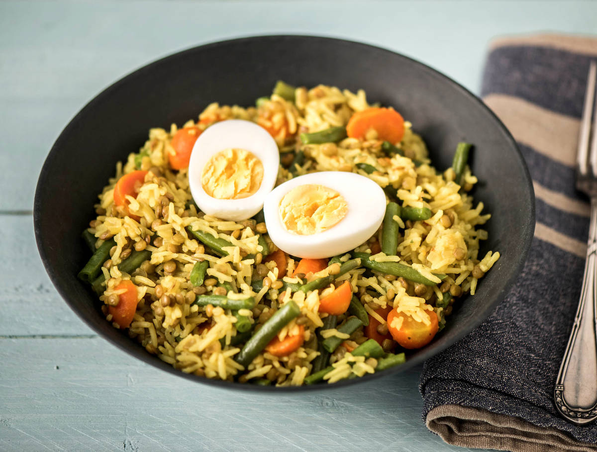 Kruidige pilav met linzen en een gekookt ei