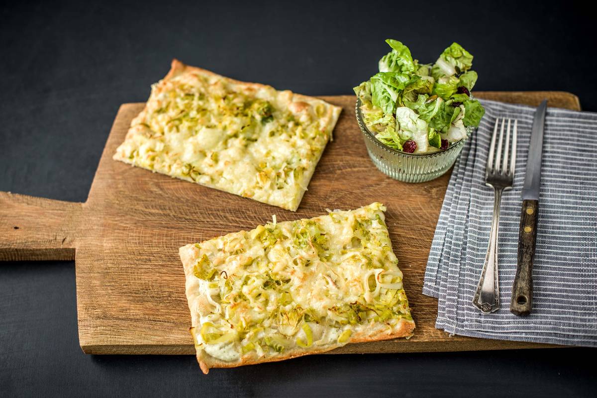 Herzhafter Rosenkohl-Porree-Flammkuchen