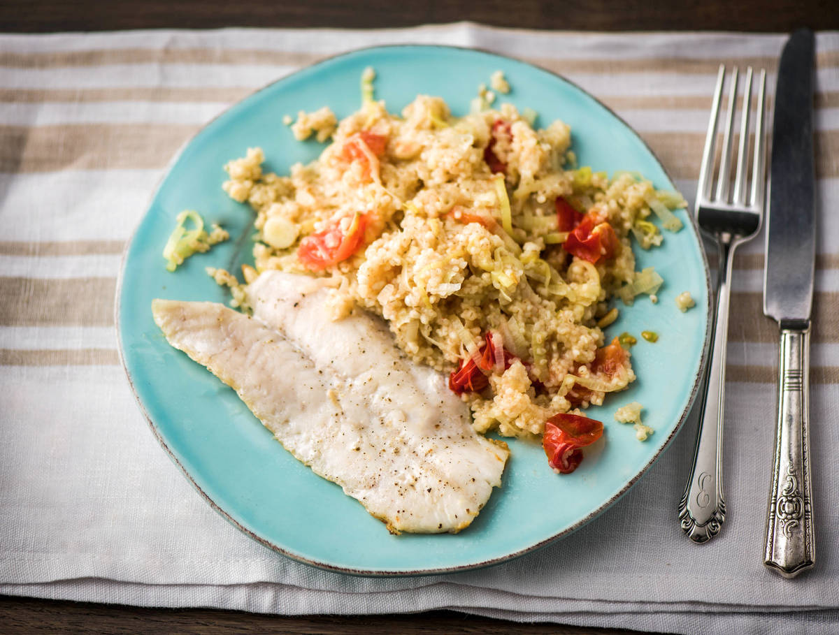 Vis met parelgerst en tomaatjes