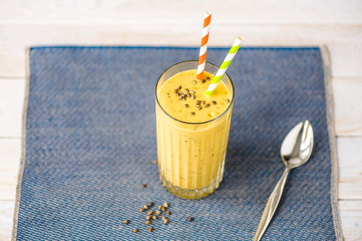 Smoothie à la mangue, graines de chanvre et menthe fraîche