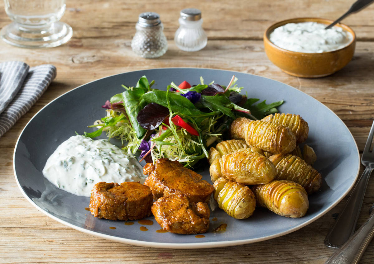 Marinierte Schweinemedaillons mit Hasselback-Kartoffeln,