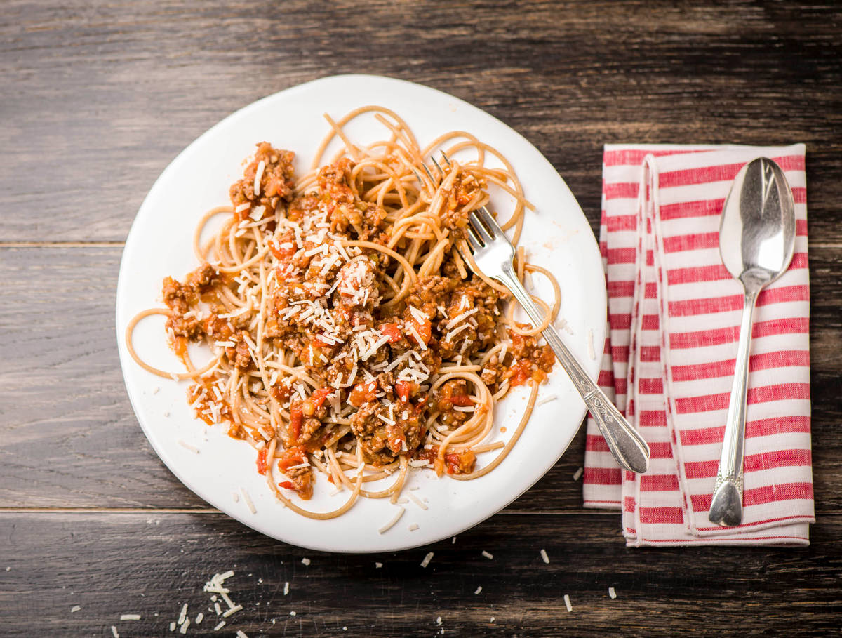 Klassieke spaghetti bolognese met gehakt en kaas
