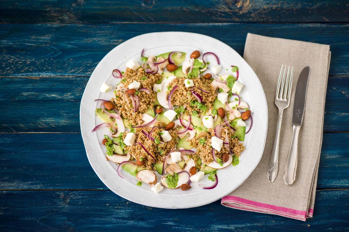 So gesund: Quinoa mit Mandeln auf Avocado-Champignons-Carpaccio,