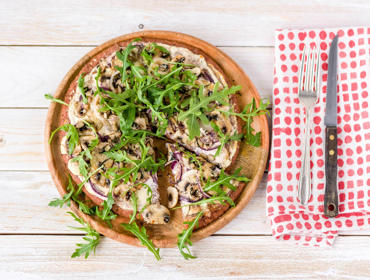 Bietenpizza met champignons, rucola en twee kazen