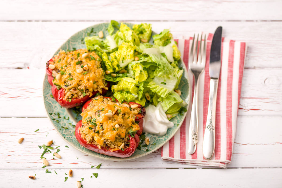 Ofenpaprika, gefüllt mit Couscous und Champignons,