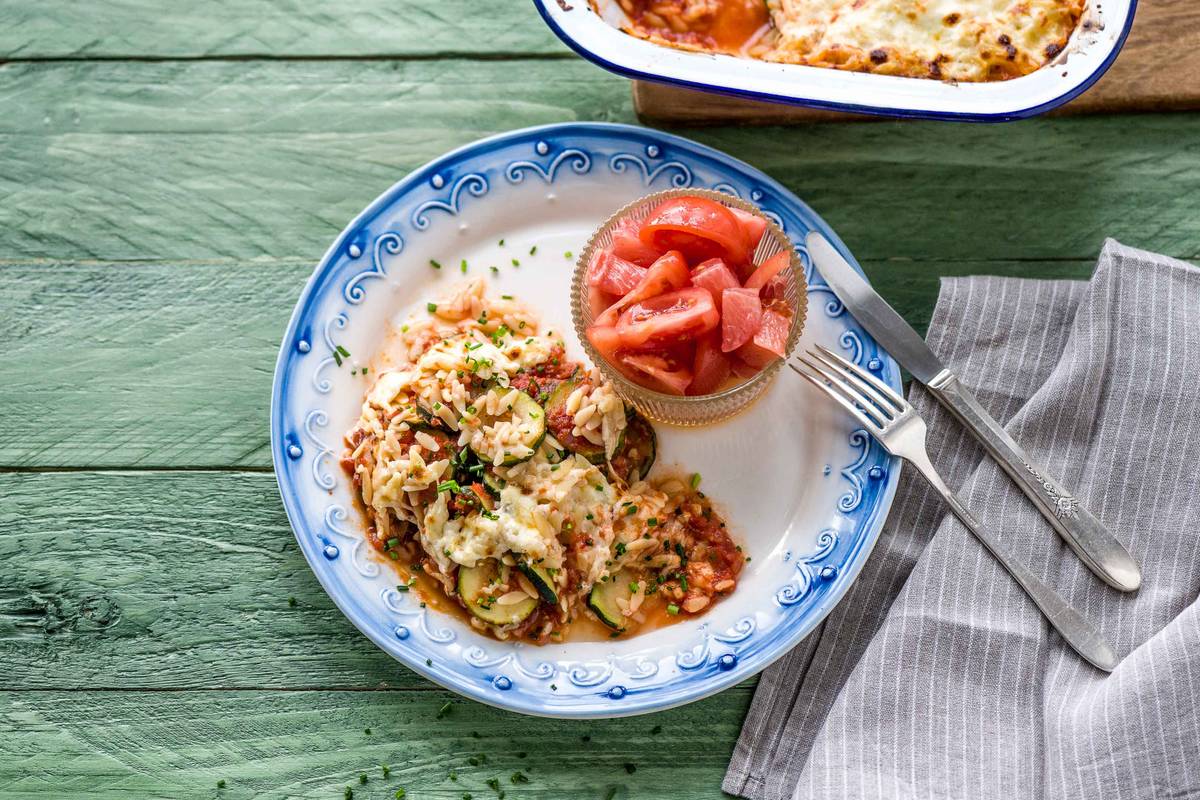 Griechische Lasagne: Zucchini-Orzo-Moussaka
