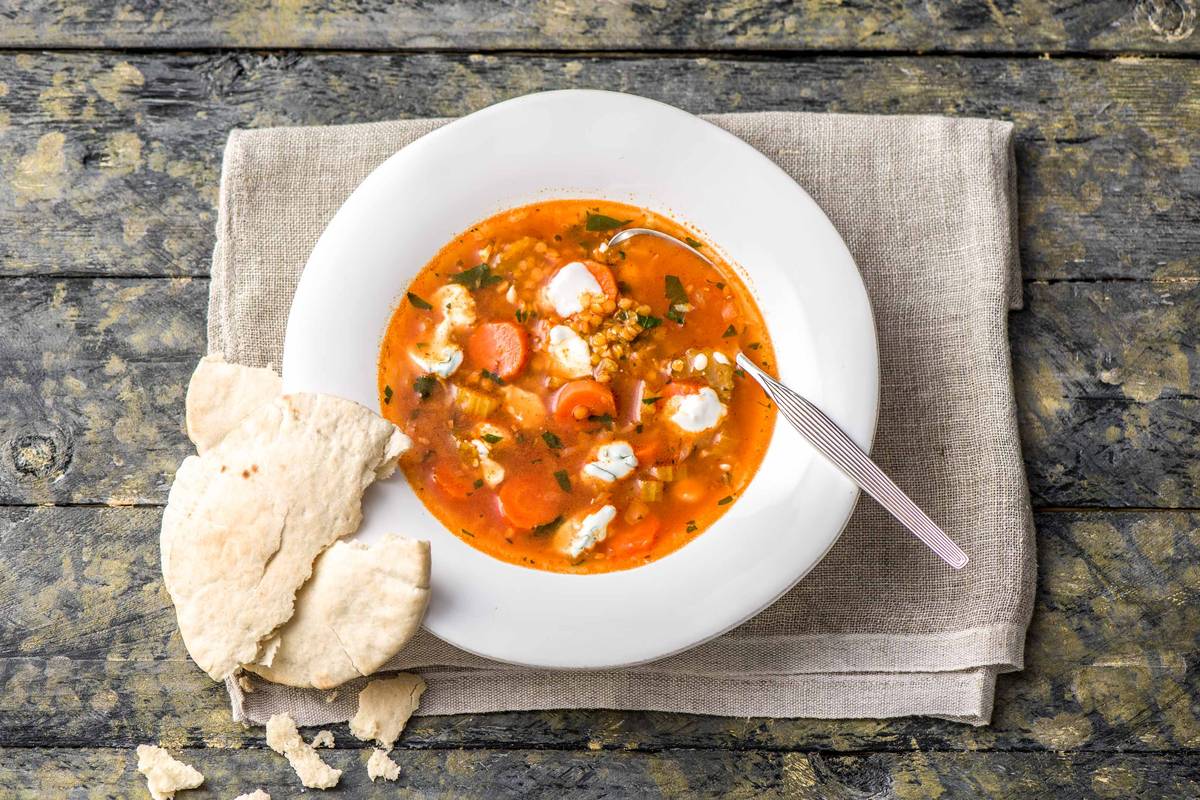 Türkische rote Linsen-Suppe mit Minz-Joghurt