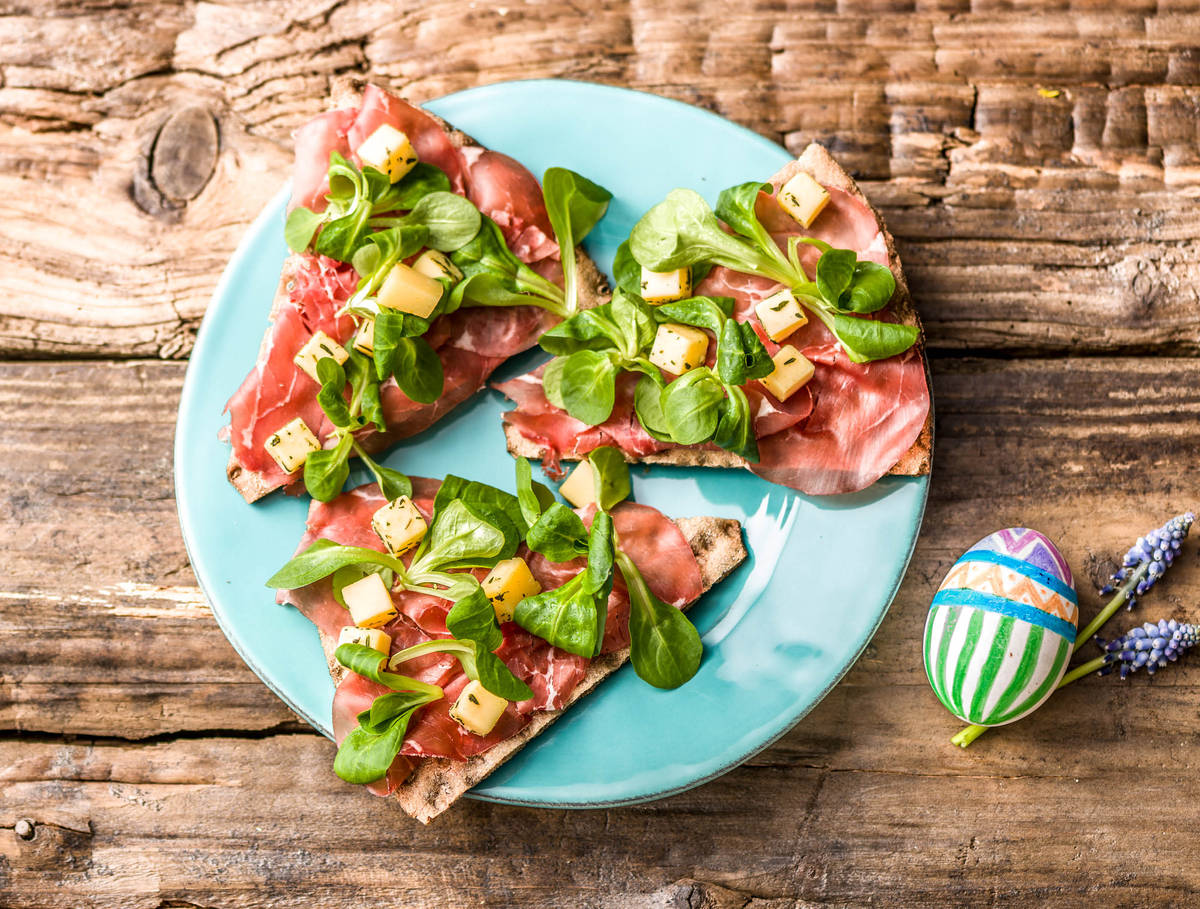 Zweedse crackers met rookvlees, veldsla en kruidenkaas