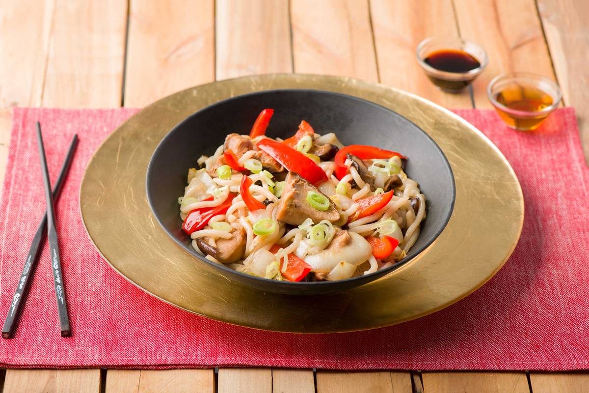 Japanische Yaki Udon-Bratpfanne mit Shiitake-Pilzen,