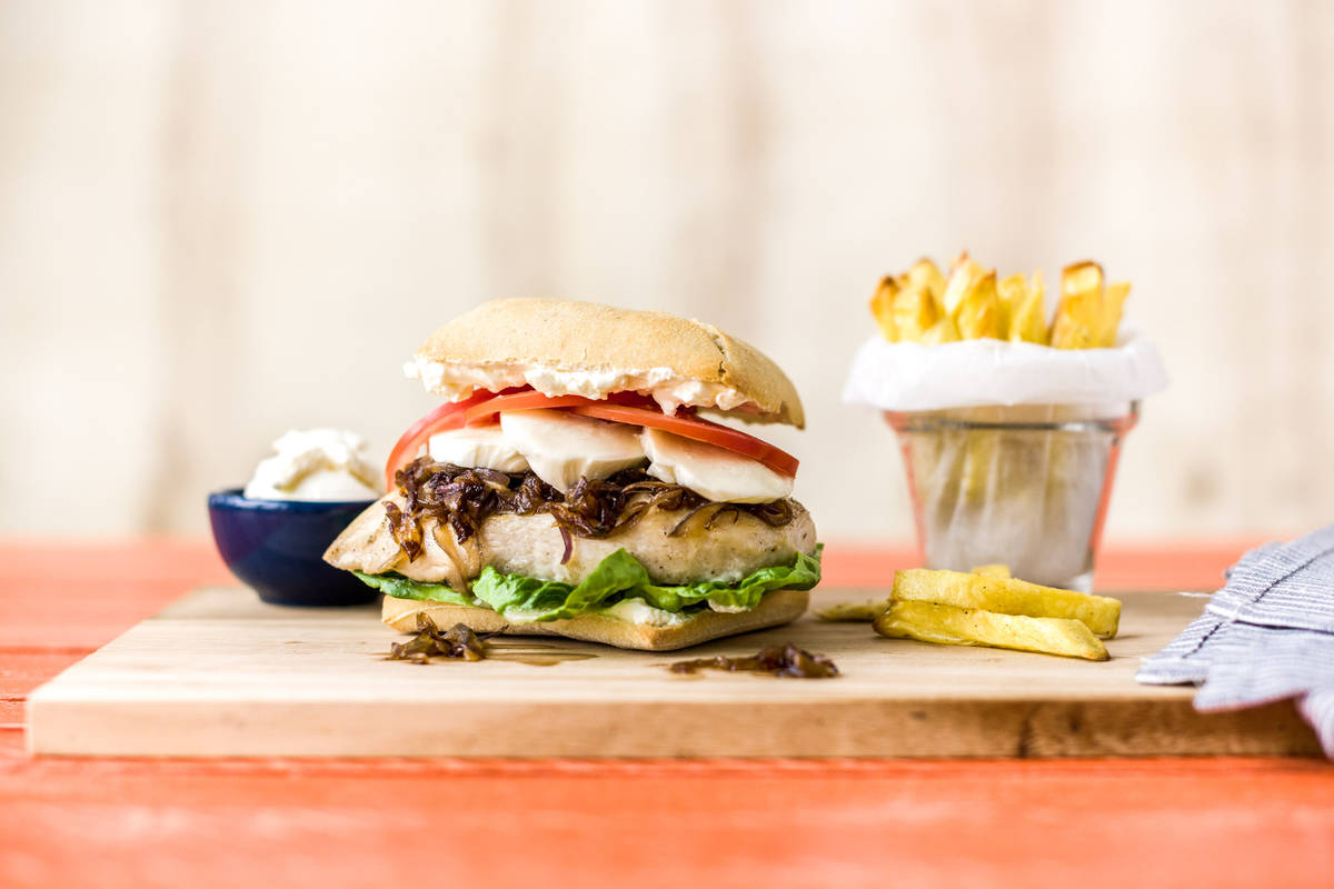 Italienische Poulet-Burger mit Zwiebelade