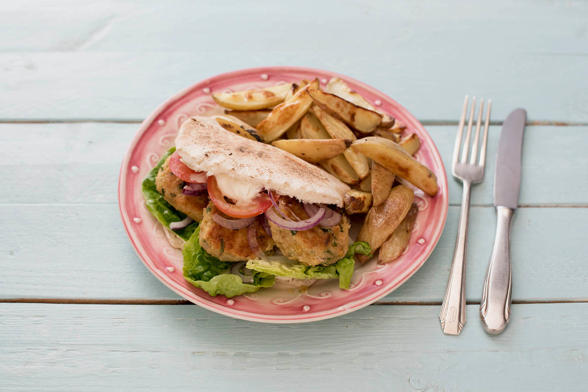 Mit Falafeln gefüllte Pita-Taschen,