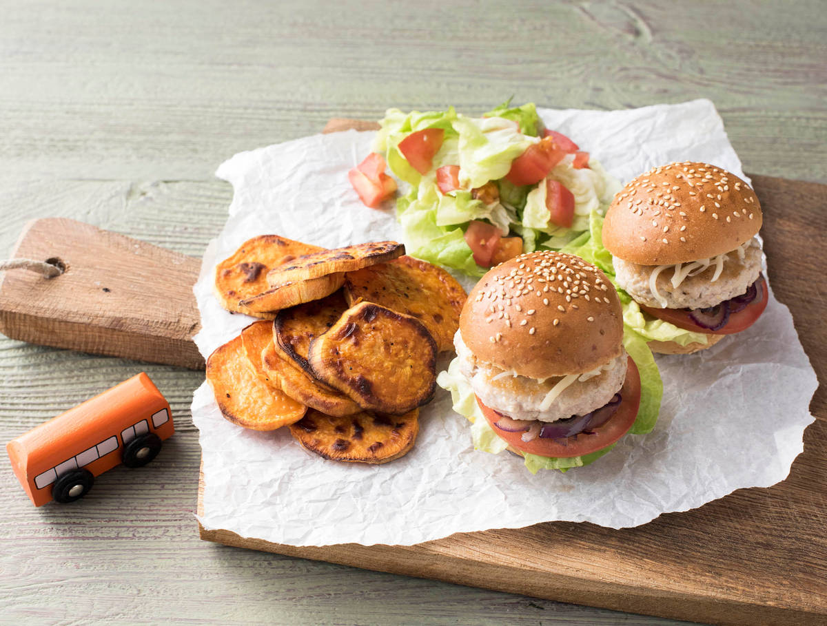 Kip-cheeseburgers met rode ui en geroosterde bataat
