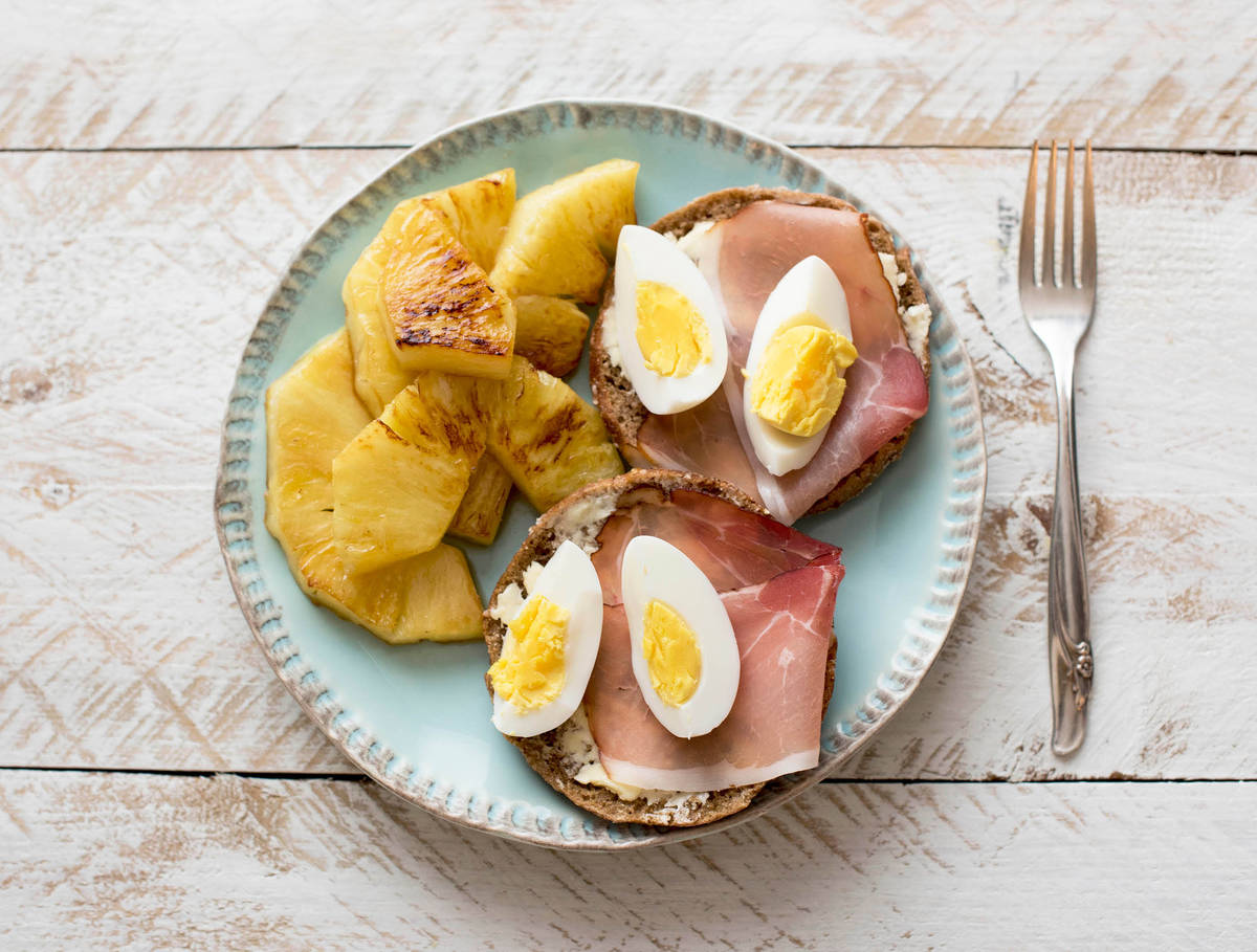 Pinksterontbijt met meergranenbeschuit, ei en gebakken ananas