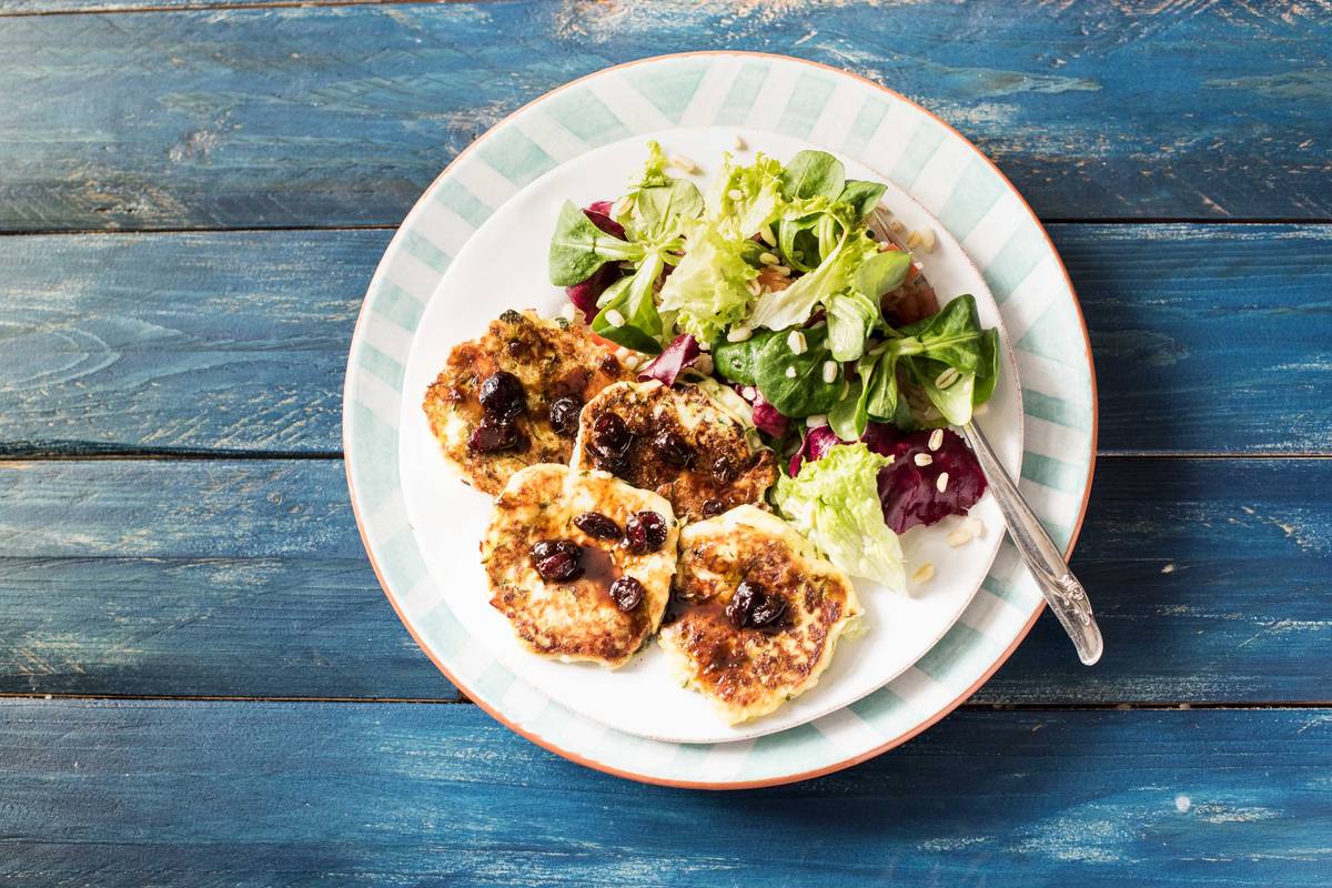 Türkische Zucchini-Puffer mit Cranberrysoße