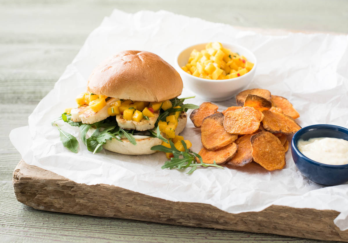 Grillkäse-Burger mit Mango-Salsa
