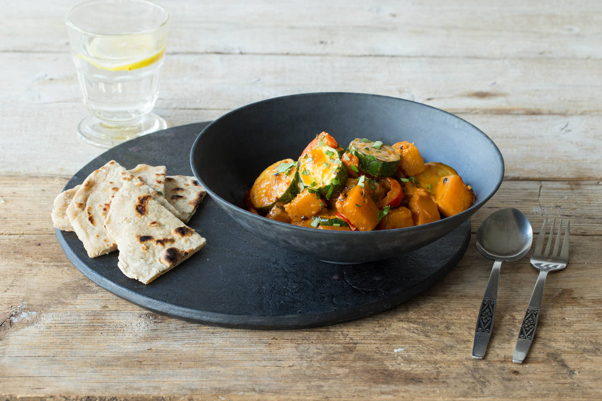 Indisches Korma-Gemüsecurry mit Naan-Brot