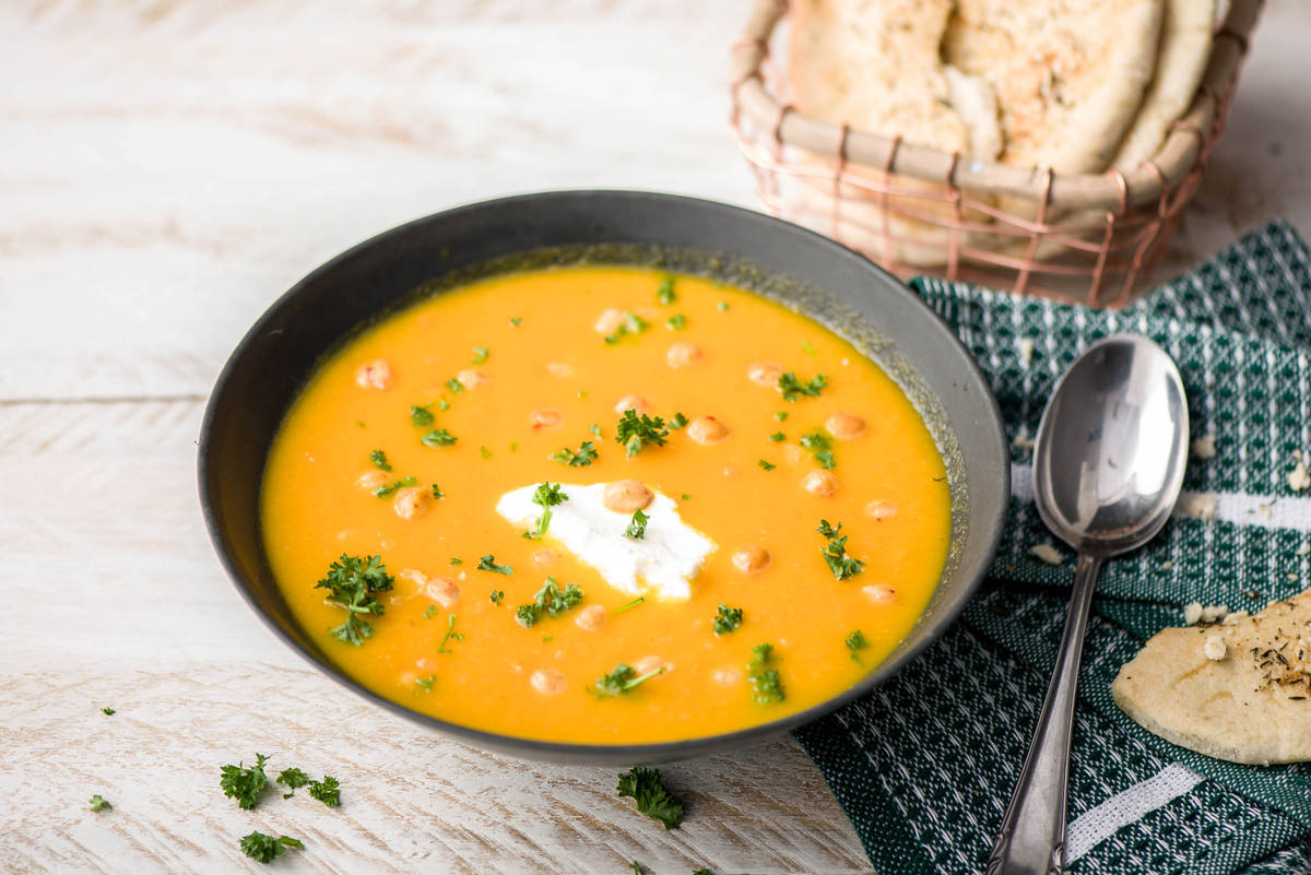 Marokkanische Rüeblisuppe mit gerösteten Kichererbsen,