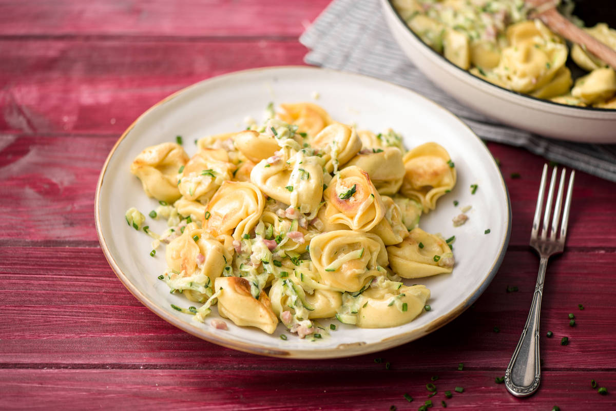Käse-Tortellini in Zucchini-Speck-Rahmsauce