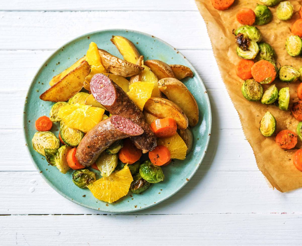 Saucisse de sanglier, choux de Bruxelles et carotte au four