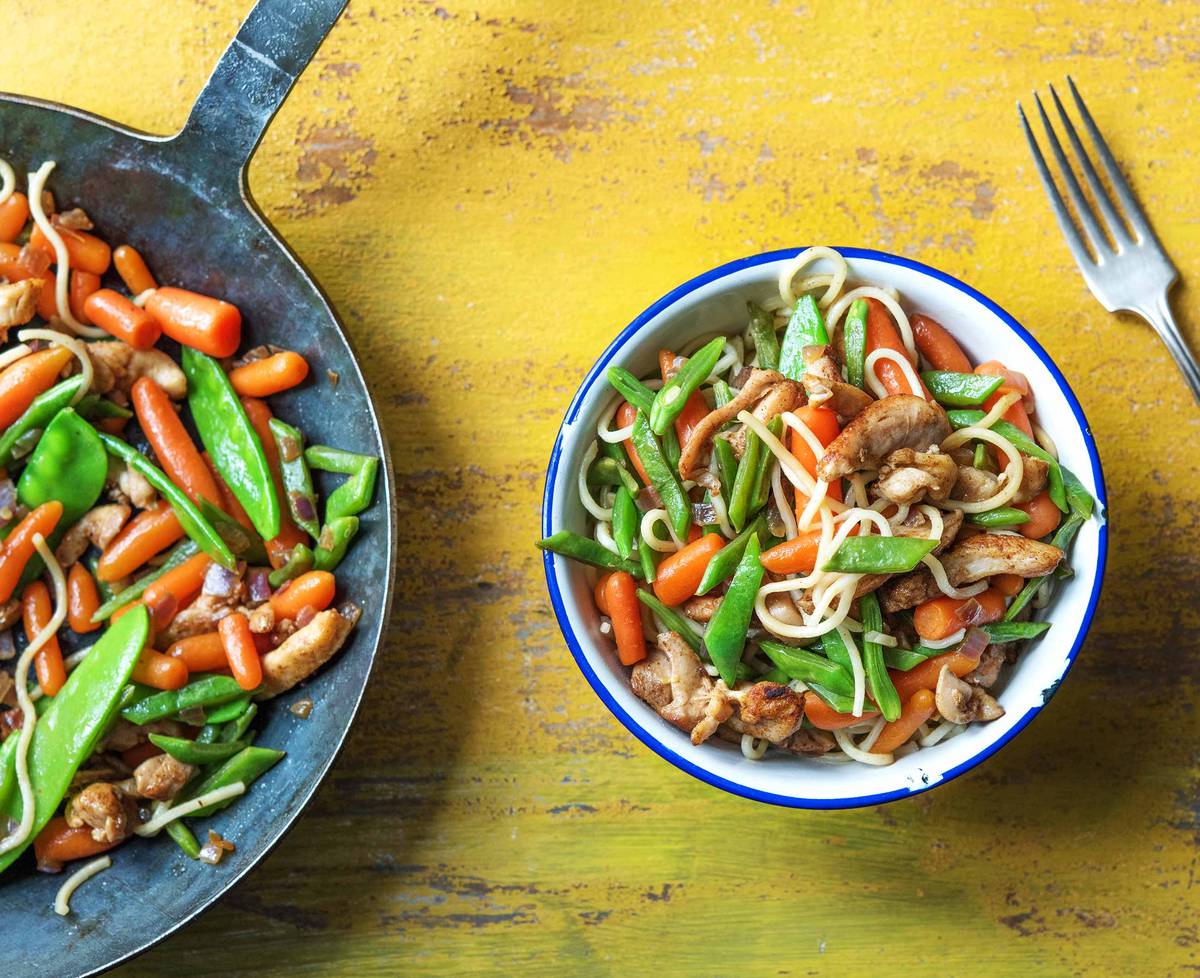 Bami met gekruide kippendijpuntjes