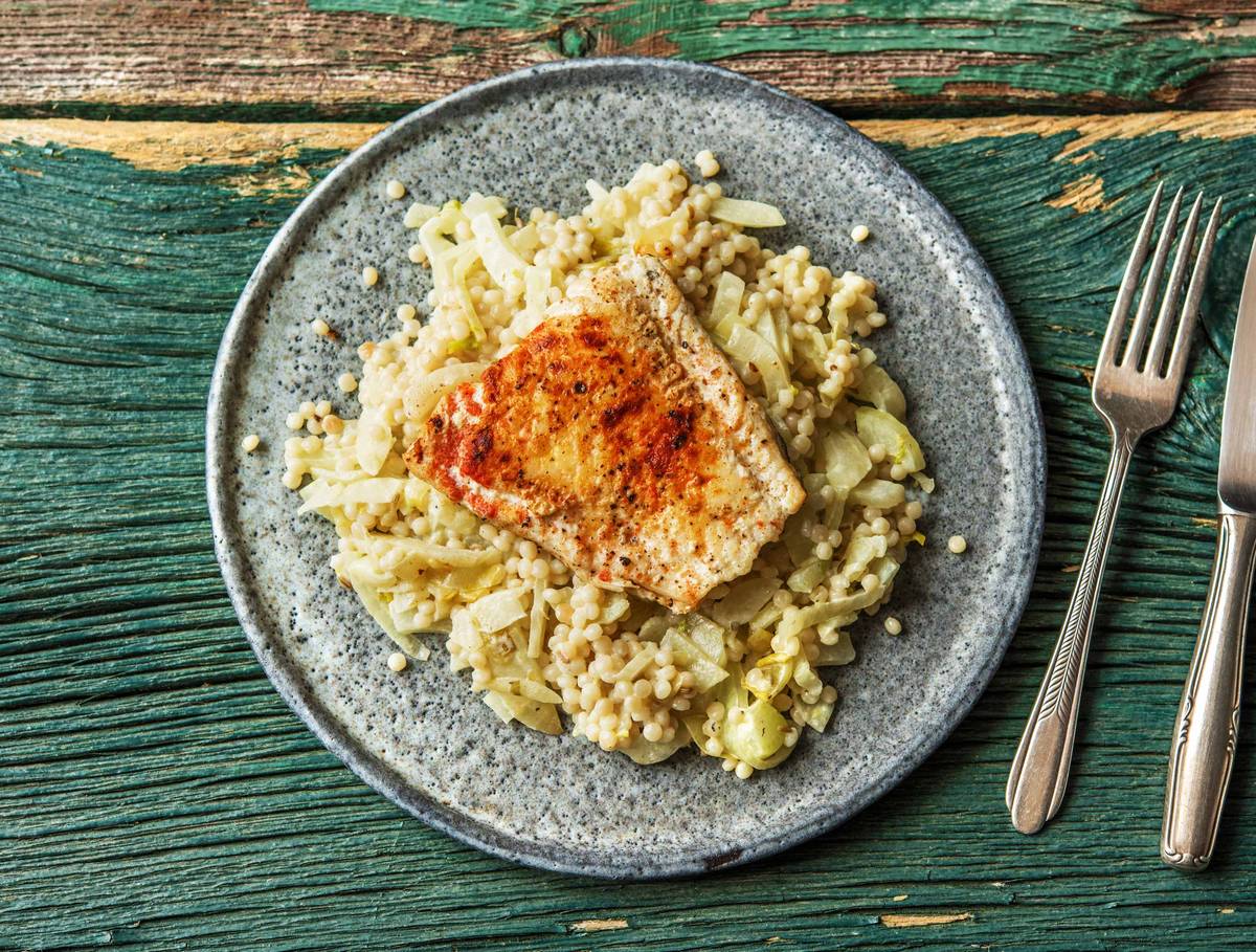 Couscous perlé au filet de merlu épicé accompagné de fenouil