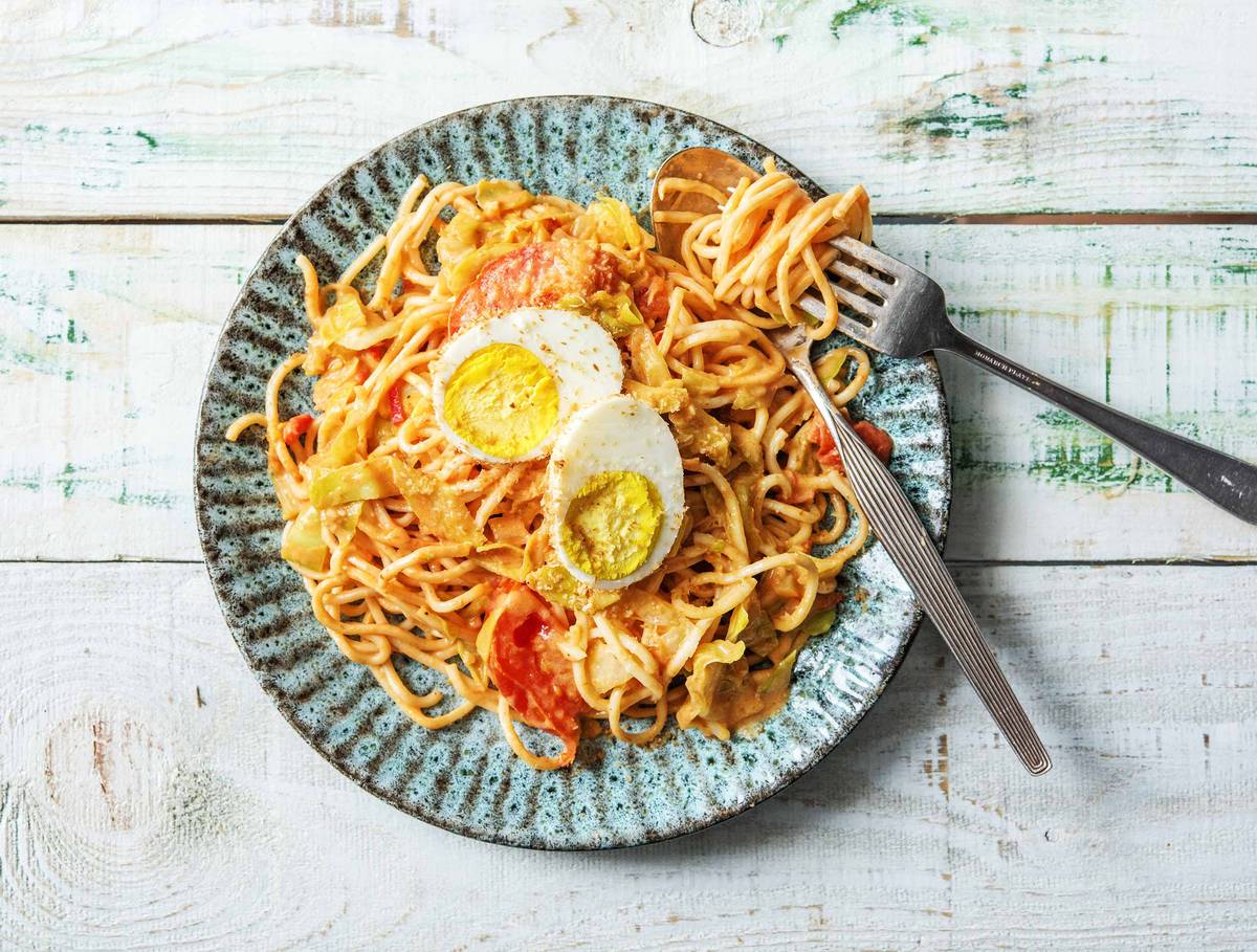 Romige tomatencurry met noedels en kokosei