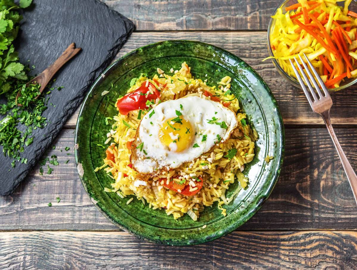 Riz sauté épicé avec un œuf au plat