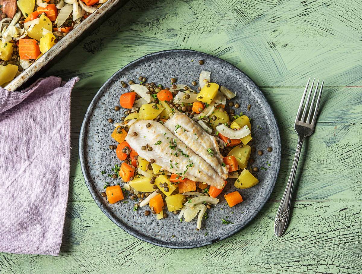 Scholfilet met groenten en aardappelen uit de oven
