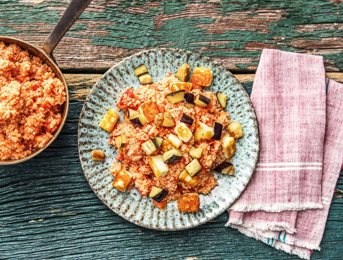 Volkoren tomatencouscous met gebakken paneer, pittige harissa en aubergine