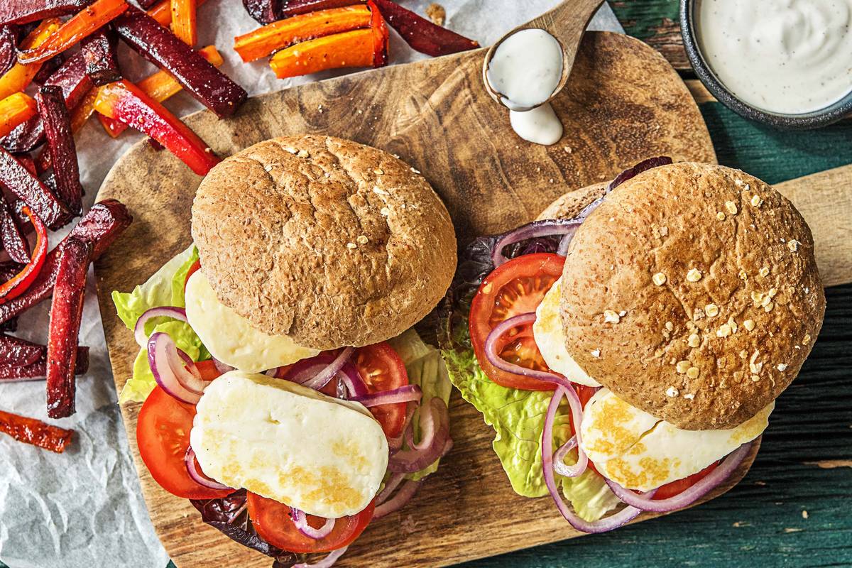 Halloumi-Burger mit Gemüsesticks,