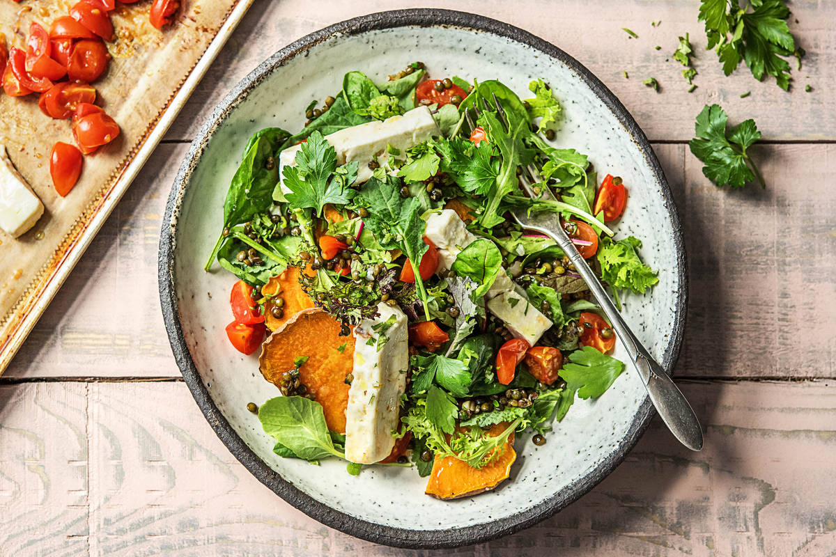 Geroosterde feta met honing, bataat, linzen en groene kruiden